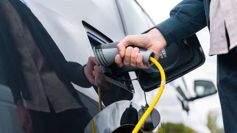 Maximizing EV Battery Lifespan: Complete Guide to Long-Lasting Performance and Care